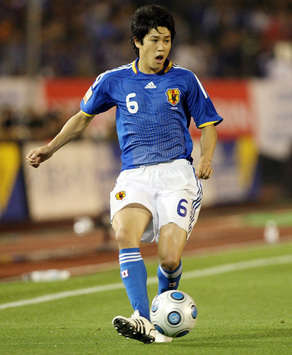 Der japanische Nationalspieler Atsuto Uchida wird von Schalke umgarnt (Getty Images/Bongarts)