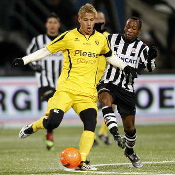 Keisuke Honda vs Willie Overtoom, Heracles Almelo - VVV-Venlo (Foto PROSHOTS)