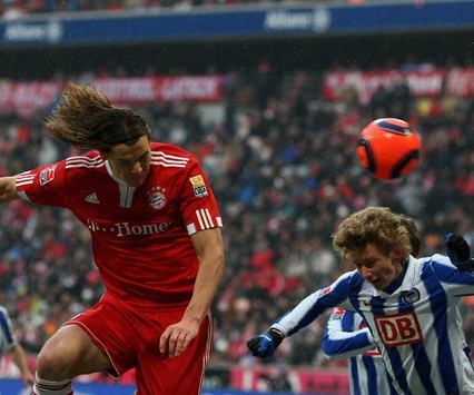 Bundesliga Bayern München Munich Munchen - Hertha BSC Berlin: Daniel van Buyten scores (Bongarts/Getty-Images)