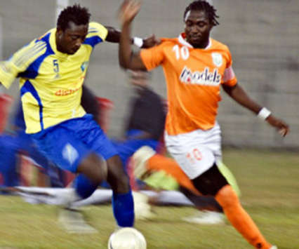 Sporting's Junior Elijah and Mumbai FC's Bernard Achaw(Mango Peel)