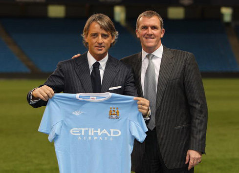 Roberto Mancini & Garry Cook - Manchester City (Getty Images)