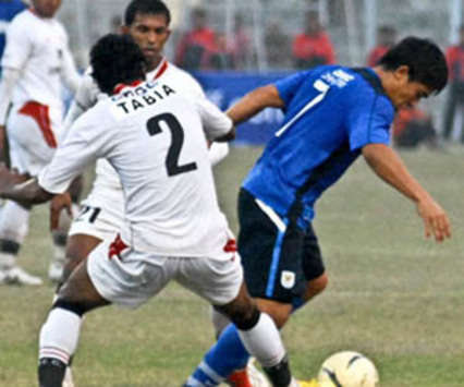 Dempo's Sunil Chhetri Struggles Against Pune's Tabia