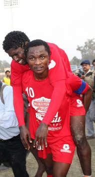 Big Brother: Churchill Brothers' Odafa Okolie Carries His Team-mate Kalu Nnanna After The Latter Was Hit By A Stone (Mango Peel)
