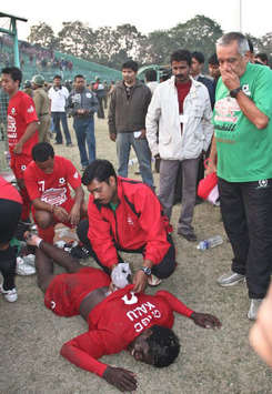 Churchill's Kalu On Ground After Being Attacked by Mohun Bagan Fans as Carlos Pareira Looks On (Mango Peel)