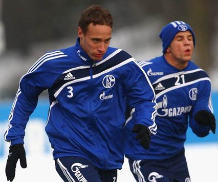 Schwitzen auf Schalke: Tore Reginiussen; Lukas Schmitz (Bongarts/Getty)