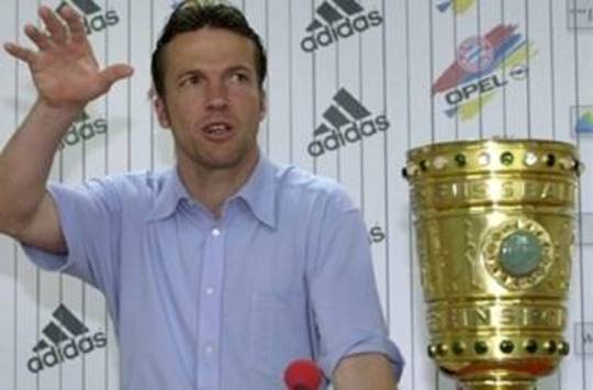 Lothar Matthäus of Bayern Munich with the German Cup 1998
