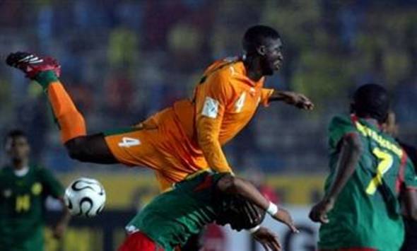 Kolo Toure jumps in Ivory Coast-Cameroon (AFP)