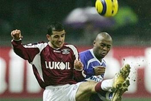 Ellery Cairo of Hertha BSC Berlin against Karamyan of Rapid Bukarest (AFP)