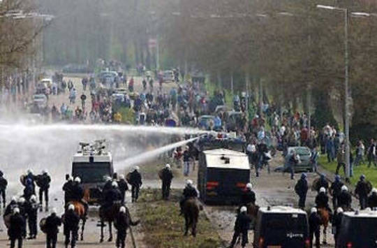 Ajax Hooligans against police, in Netherlands (AFP)