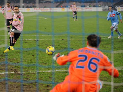 Morgan De Sanctis ipnotizza Miccoli dal dischetto in Napoli-Palermo (Getty Images)