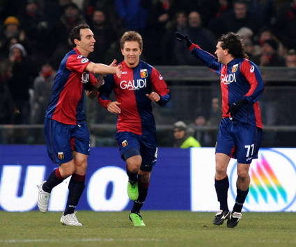 Dainelli e Criscito festeggiano Milanetto dopo il suo goal in Genoa-Bari (Getty Images)