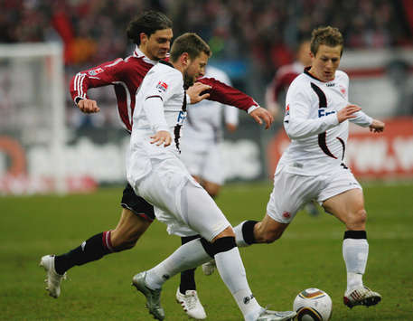 Nürnbergs Cheristeas im Dreikampf mit Marco Russ und Christoph Spycher (Getty Images)