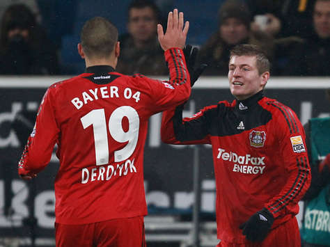 Bayers Derdiyok grauliert Toni Kroos zu seiner tollen Leistung und seinem Treffer (Getty Images) 