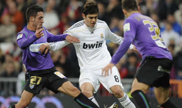 Toribio, Kaká e Iván González, en acción durante el Real Madrid-Málaga (Getty Images)
