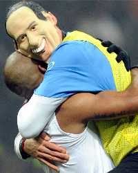 Marco Materazzi con la maschera di Silvio Berlsconi dopo la vittoria sul Milan (Getty Images)