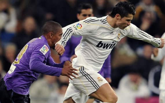 Cristiano Ronaldo suelta el codo ante Patrick Mtiliga, en la jugada de la expulsión del luso durante el Real Madrid-Málaga (Getty Images)