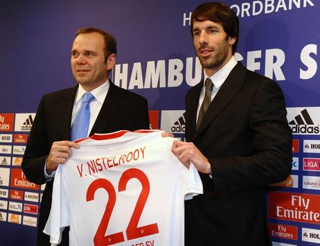 Bernd Hoffmann presents Ruud van Nistelrooy at Hamburger SV (Bongarts/Getty)