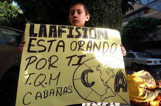 Boy fan of America supports Salvador Cabañas (Mexsport)