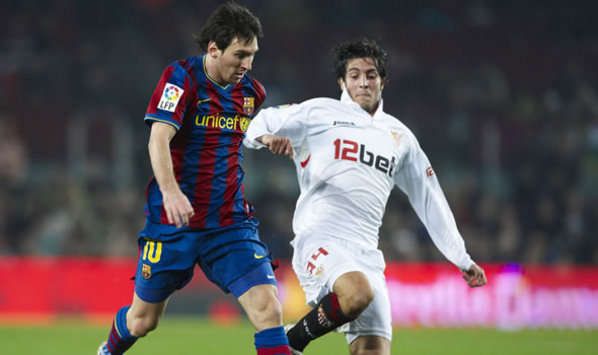 Lionel Messi, marcado por Marc Valiente durante un Barcelona-Sevilla (Getty Images)