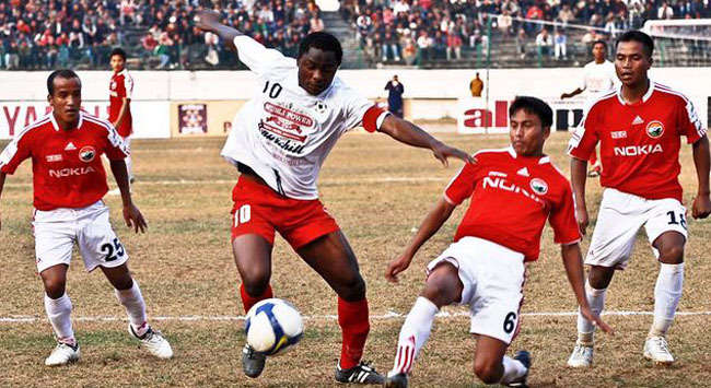  Odafa Onyeka Okolie of Churchill Brothers in action against Shillong Lajong Defence, I-league(Mango Peel)