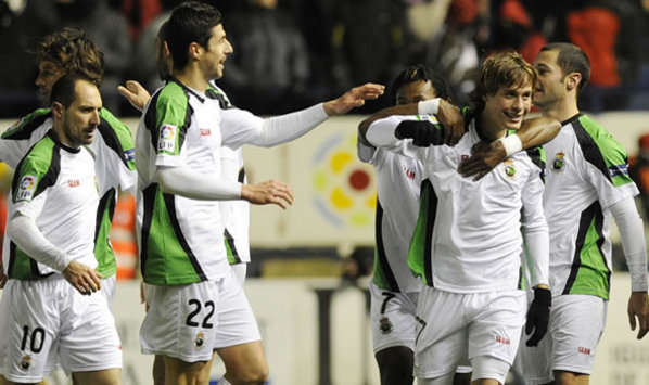 El Racing de Santander, en plena celebración de un gol de Sergio Canales ante Osasuna (Getty Images)