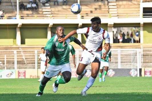 Mandjou Keita of Salgoacar and N.S. Manju of Mohan Bagan fighting for the possession, I-League(Mango Peel)