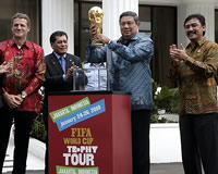 Lingling Liu (juru bicara FIFA untuk FIFA World Cup™ Trophy Tour), Torsten Kuenzlen (managing director Coca-Cola Indonesia), Nurdin Halid (ketua PSSI), Presiden Republik Indonesia Susilo Bambang Yudhoyono (SBY) dan Menegpora Andi Mallarangeng.