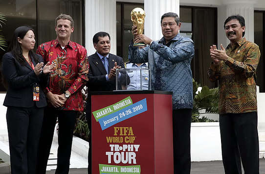President of Indonesia Susilo Bambang Yudhoyono lifts World Cup trophy during its tour to Jakarta, Indonesia.