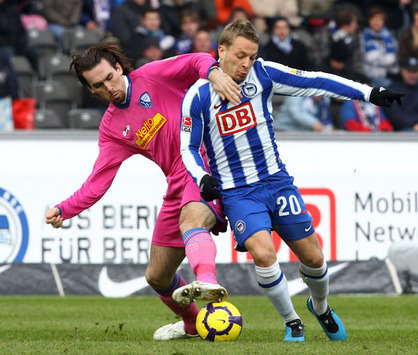 Bundesliga: Hertha BSC Berlin v VfL Bochum, Fuchs und Ebert lassen den Ball nicht aus den Augen (Bongarts / Getty Images)