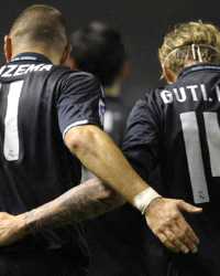 Karim Benzema y Guti celebran durante el Deportivo-Real Madrid em Riazor (Getty Images)