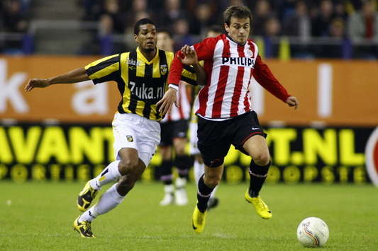 Calvin Jong a Pin vs Danko Lazovic, Vitesse - PSV (Foto PROSHOTS)