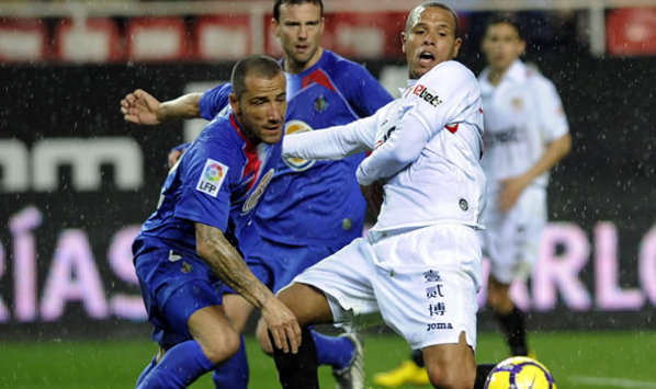 Mario y Mané marcan a Luis Fabiano, durante el Sevilla-Getafe por la Copa del Rey en España (Getty Images)