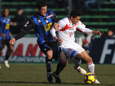 Duello tra Padoin e Barreto in Atalanta-Bari (Getty Images)