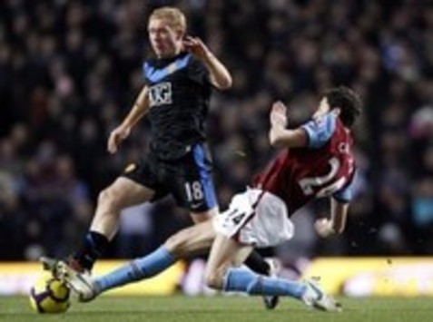 Carlos Cuellar tackles Paul Scholes