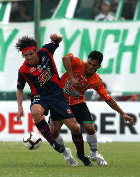 Gabriel Pereyra of Morelia - Marcelo Bustamante of Banfield (Mexsport)