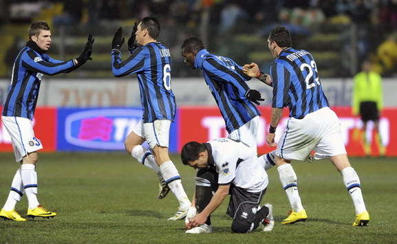 Balotelli e compagni esultano dopo il goal del pareggio dell'Inter a Parma (Getty Images)