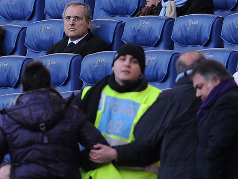 Claudio Lotito contestato allo stadio Olimpico (Getty Images)