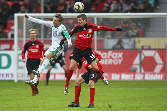 Bundesliga: Bayer Leverkusen - VfL Wolfsburg, Kroos und Schindzielorz im Luftduell (Bongarts / Getty Images)