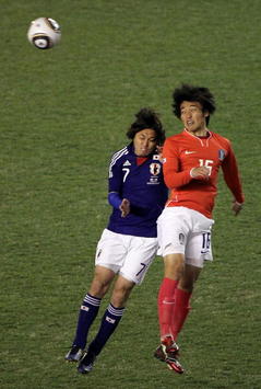 East Asian Football Championship : Yasuhito Endo -Kim Bo Kyung, Japan v South Korea (Getty Images)