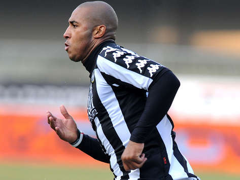 Reginaldo esulta, sua la rete decisiva in Chievo-Siena (Getty Images)