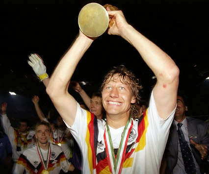 Den WM-Titel in der Hand, Guido Buchwald feiert 1990 den größten Triumph seiner Karriere (Bruty / Getty Images)