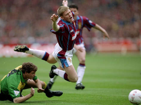 Graham  Fenton of Aston villa Against Manchester United, 1994 League Cup Final(Getty Images)