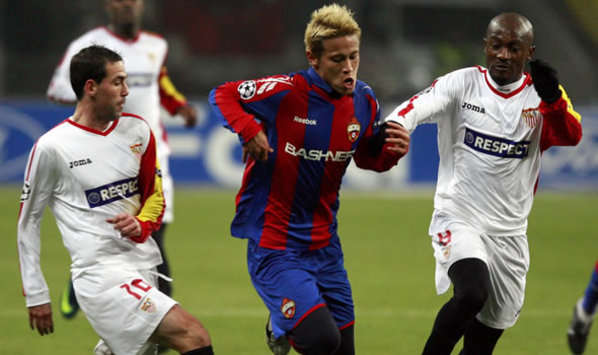 Wer bekommt den Ball? - Navarro, Honda oder Zokora? (Getty Images)
