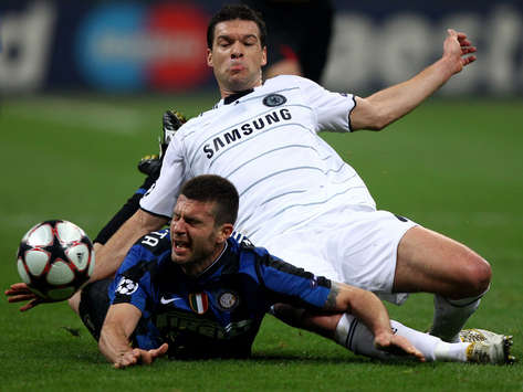 Thiago Motta im Zweikampf mit Michael Ballack (Getty Images)