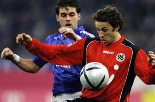 Steve Cherundolo of Hannover 96 against Schalkes Lincoln (AFP)