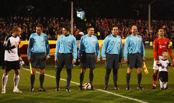 UEFA Masih Gunakan Lima Wasit