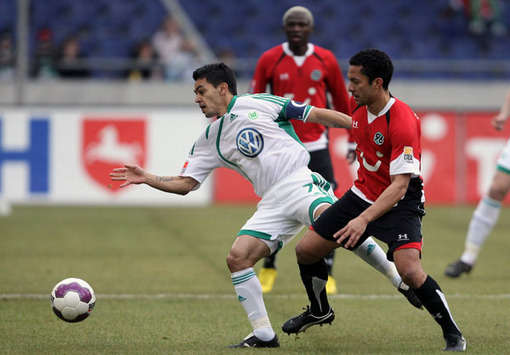 Bundesliga: Hannover 96 - VfL Wolfsburg, Elson und Josue im Zweikampf