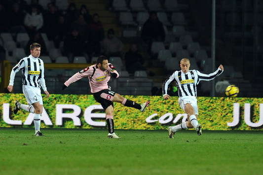 Miccoli scaglia il tiro che si infilerà nella porta della Juventus portando così in vantaggio il Palermo (Getty Images)