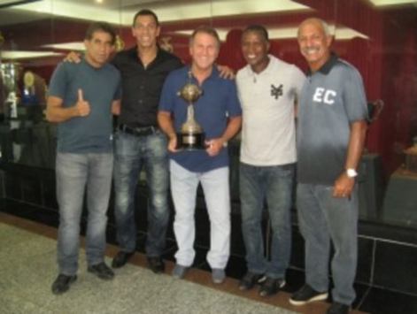 Nunes, Mozer, Zico (com a Libertadores de 1981 nas mãos), Adílio e Júnior, na Gávea  (Crédito - Rafel Cotta - Divulgação)