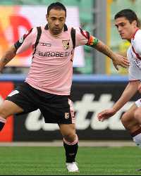 Miccoli controllato da Perticone in Palermo-Livorno (Getty Images)
